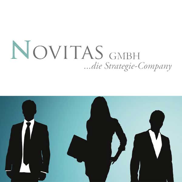 Logo von Novitas GmbH – die Strategie-Company mit Silhouetten von Geschäftsleuten.